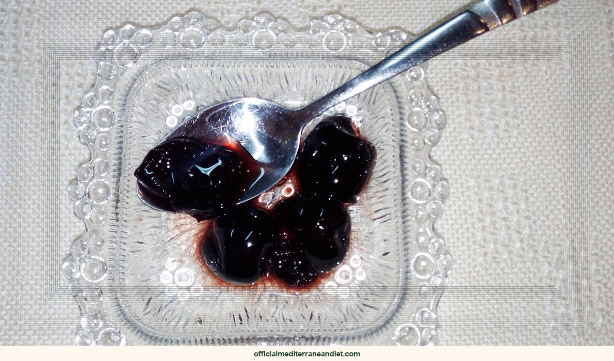 Figs in syrup recipe — Mediterranean diet: Spoon sweets